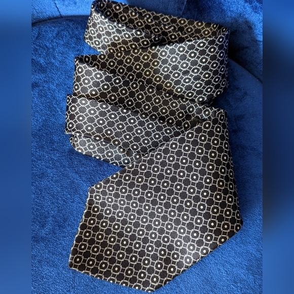 Zylos George Machado 100% Imported Silk Necktie Black and Cream - Picture 2 of 8